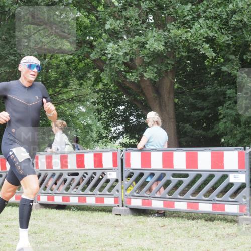 21.06.2025 - 27. Vierlanden-Triathlon KatJ http://msf.ph/oto/7998603 15.06.2025 12:53:00 Ziel 822 meine-sportfotos.de