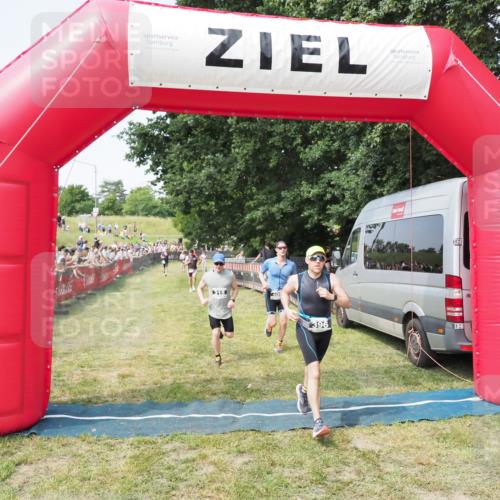 21.06.2025 - 27. Vierlanden-Triathlon MichiJ http://msf.ph/oto/7998624 15.06.2026 11:21:58 Ziel 315, 396, 406 meine-sportfotos.de