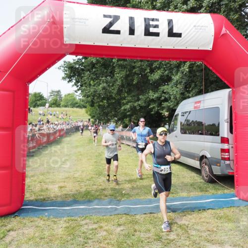 21.06.2025 - 27. Vierlanden-Triathlon MichiJ http://msf.ph/oto/7998631 15.06.2026 11:21:58 Ziel 315, 396, 406 meine-sportfotos.de