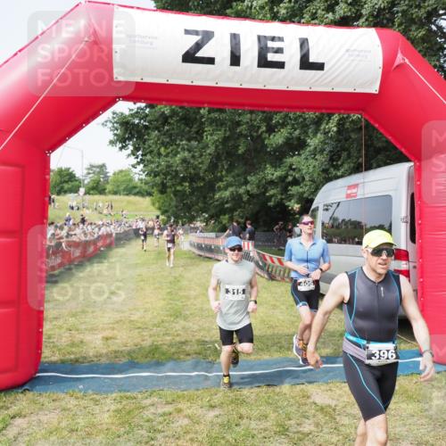 21.06.2025 - 27. Vierlanden-Triathlon MichiJ http://msf.ph/oto/7998655 15.06.2026 11:21:59 Ziel 315, 396, 406, 410 meine-sportfotos.de