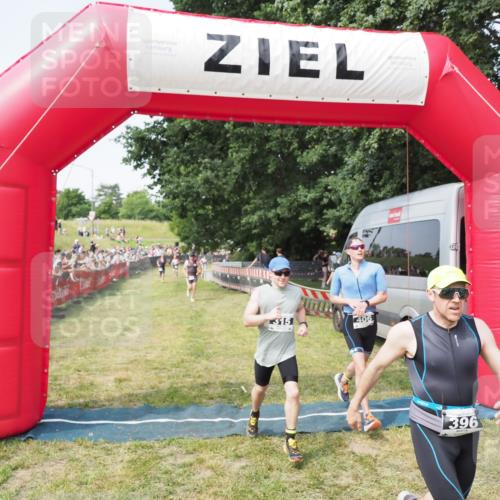21.06.2025 - 27. Vierlanden-Triathlon MichiJ http://msf.ph/oto/7998665 15.06.2026 11:21:59 Ziel 315, 396, 406, 410 meine-sportfotos.de