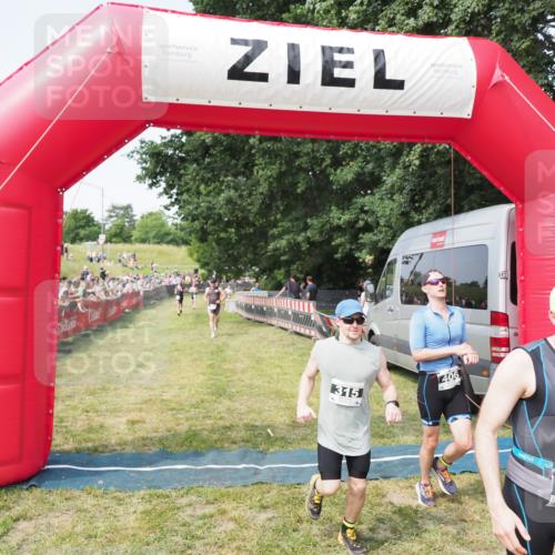 21.06.2025 - 27. Vierlanden-Triathlon MichiJ http://msf.ph/oto/7998683 15.06.2026 11:21:59 Ziel 315, 396, 406, 410 meine-sportfotos.de