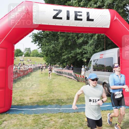 21.06.2025 - 27. Vierlanden-Triathlon MichiJ http://msf.ph/oto/7998693 15.06.2026 11:22:00 Ziel 315, 396, 406, 410 meine-sportfotos.de