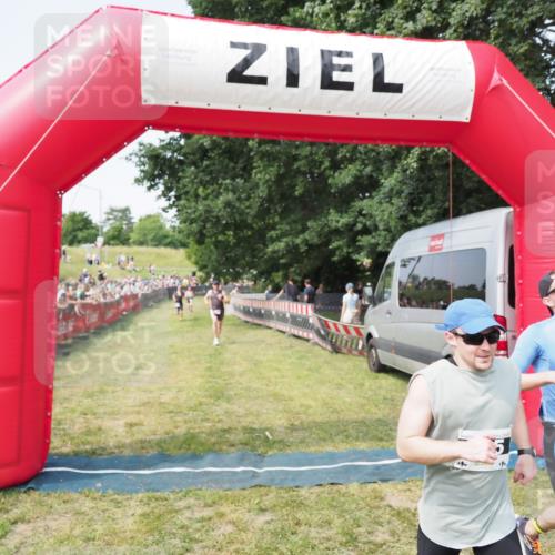 21.06.2025 - 27. Vierlanden-Triathlon MichiJ http://msf.ph/oto/7998714 15.06.2026 11:22:00 Ziel 315, 396, 406, 410 meine-sportfotos.de