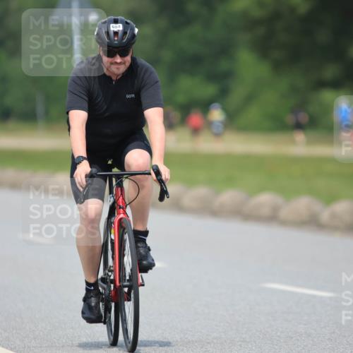 21.06.2025 - 27. Vierlanden-Triathlon H.Heesch http://msf.ph/oto/7998723 15.06.2025 12:29:23 Radfahren 684 meine-sportfotos.de