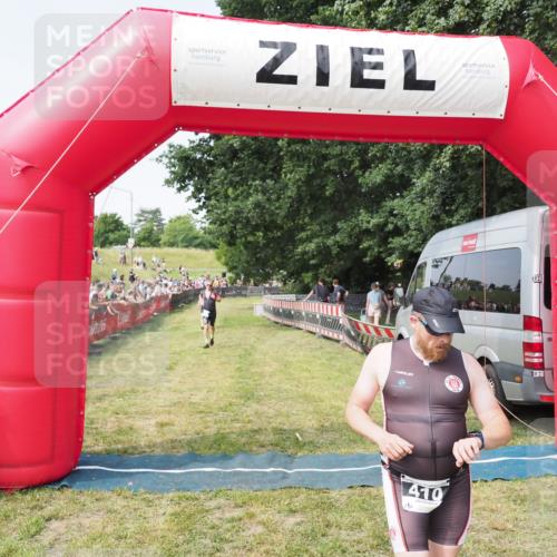 21.06.2025 - 27. Vierlanden-Triathlon MichiJ http://msf.ph/oto/7998869 15.06.2026 11:22:04 Ziel 315, 396, 406, 410, 439 meine-sportfotos.de
