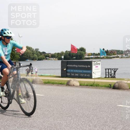15.06.2025 - 27. Vierlanden-Triathlon H.Heesch http://msf.ph/oto/7998873 15.06.2025 11:38:02 Radfahren 215, 854 meine-sportfotos.de
