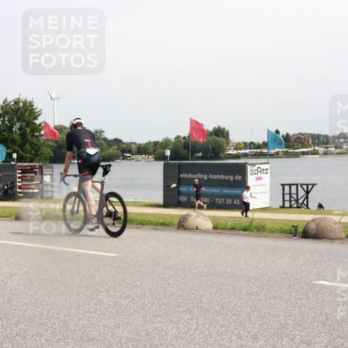 21.06.2025 - 27. Vierlanden-Triathlon H.Heesch http://msf.ph/oto/7998950 15.06.2025 11:38:25 Radfahren 226, 246 meine-sportfotos.de