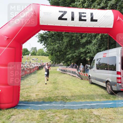 21.06.2025 - 27. Vierlanden-Triathlon MichiJ http://msf.ph/oto/7998963 15.06.2026 11:22:06 Ziel 315, 406, 410, 439 meine-sportfotos.de