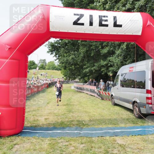 21.06.2025 - 27. Vierlanden-Triathlon MichiJ http://msf.ph/oto/7998969 15.06.2026 11:22:06 Ziel 315, 406, 410, 439 meine-sportfotos.de