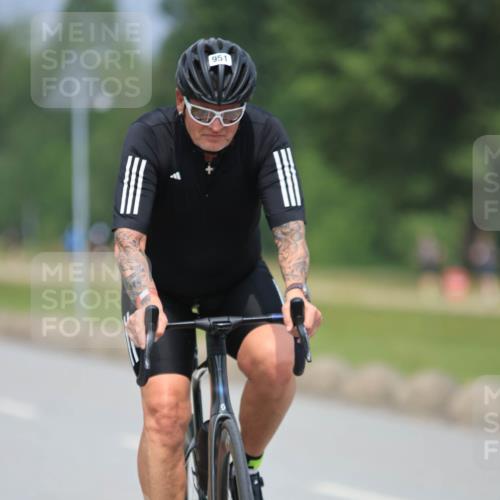 21.06.2025 - 27. Vierlanden-Triathlon H.Heesch http://msf.ph/oto/7999017 15.06.2025 12:29:47 Radfahren 937, 951, 989, 990, 992 meine-sportfotos.de