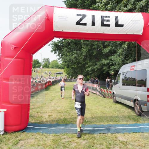 21.06.2025 - 27. Vierlanden-Triathlon MichiJ http://msf.ph/oto/7999053 15.06.2026 11:22:08 Ziel 410, 422, 439 meine-sportfotos.de