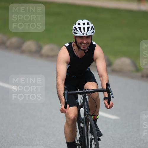 21.06.2025 - 27. Vierlanden-Triathlon H.Heesch http://msf.ph/oto/7999060 15.06.2025 12:30:25 Radfahren 58, 640, 883 meine-sportfotos.de