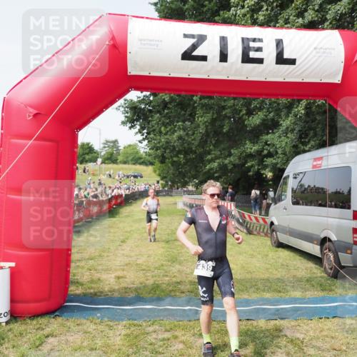 21.06.2025 - 27. Vierlanden-Triathlon MichiJ http://msf.ph/oto/7999064 15.06.2026 11:22:09 Ziel 410, 422, 439 meine-sportfotos.de