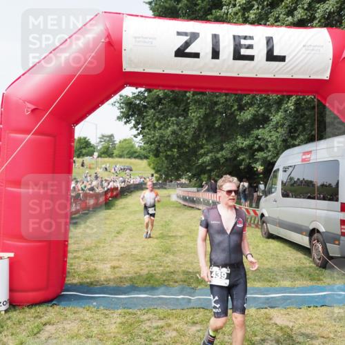 21.06.2025 - 27. Vierlanden-Triathlon MichiJ http://msf.ph/oto/7999099 15.06.2026 11:22:09 Ziel 410, 422, 439 meine-sportfotos.de