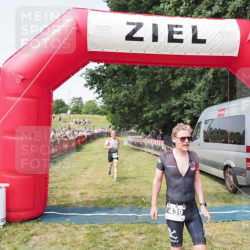 21.06.2025 - 27. Vierlanden-Triathlon MichiJ http://msf.ph/oto/7999113 15.06.2026 11:22:09 Ziel 410, 422, 439 meine-sportfotos.de