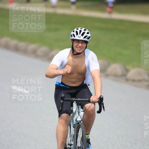 21.06.2025 - 27. Vierlanden-Triathlon H.Heesch http://msf.ph/oto/7999132 15.06.2025 12:30:31 Radfahren 58, 828, 883, 884, 952 meine-sportfotos.de