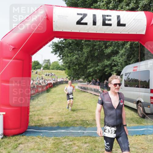 21.06.2025 - 27. Vierlanden-Triathlon MichiJ http://msf.ph/oto/7999133 15.06.2026 11:22:10 Ziel 410, 422, 439 meine-sportfotos.de