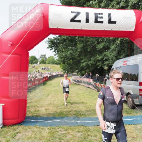 21.06.2025 - 27. Vierlanden-Triathlon MichiJ http://msf.ph/oto/7999151 15.06.2026 11:22:10 Ziel 410, 422, 439 meine-sportfotos.de