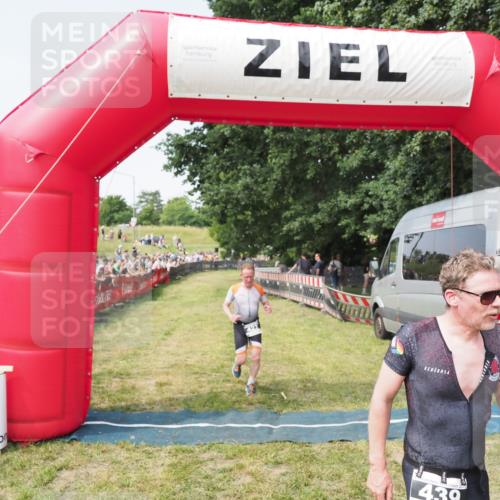 21.06.2025 - 27. Vierlanden-Triathlon MichiJ http://msf.ph/oto/7999158 15.06.2026 11:22:10 Ziel 410, 422, 439 meine-sportfotos.de