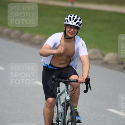21.06.2025 - 27. Vierlanden-Triathlon H.Heesch http://msf.ph/oto/7999161 15.06.2025 12:30:32 Radfahren 58, 828, 883, 884, 952 meine-sportfotos.de