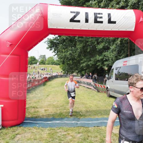 21.06.2025 - 27. Vierlanden-Triathlon MichiJ http://msf.ph/oto/7999163 15.06.2026 11:22:10 Ziel 410, 422, 439 meine-sportfotos.de