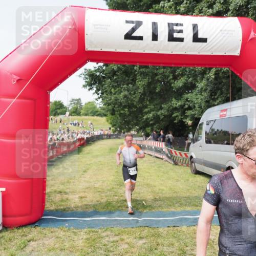 21.06.2025 - 27. Vierlanden-Triathlon MichiJ http://msf.ph/oto/7999171 15.06.2026 11:22:11 Ziel 422, 439 meine-sportfotos.de