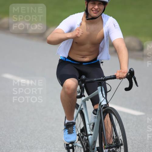 21.06.2025 - 27. Vierlanden-Triathlon H.Heesch http://msf.ph/oto/7999199 15.06.2025 12:30:32 Radfahren 58, 828, 883, 884, 952 meine-sportfotos.de