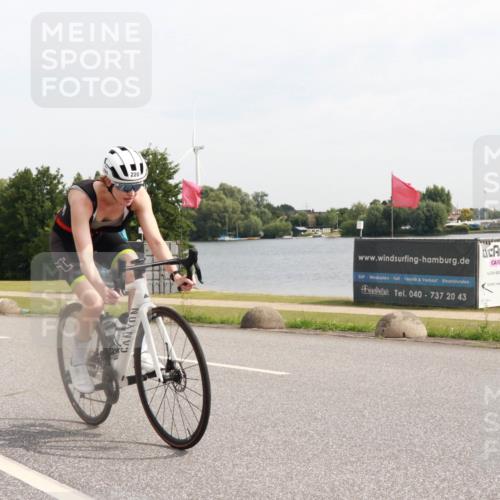 15.06.2025 - 27. Vierlanden-Triathlon H.Heesch http://msf.ph/oto/7999201 15.06.2025 10:20:26 Radfahren 90, 220, 512 meine-sportfotos.de