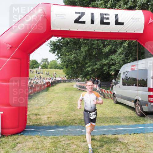 21.06.2025 - 27. Vierlanden-Triathlon MichiJ http://msf.ph/oto/7999203 15.06.2026 11:22:11 Ziel 422, 439 meine-sportfotos.de