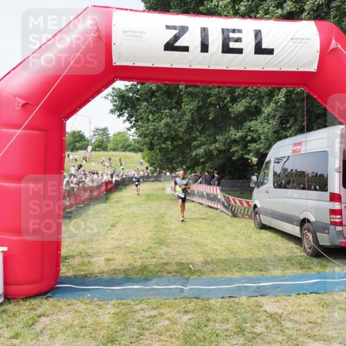 21.06.2025 - 27. Vierlanden-Triathlon MichiJ http://msf.ph/oto/7999213 15.06.2026 11:22:24 Ziel 413 meine-sportfotos.de