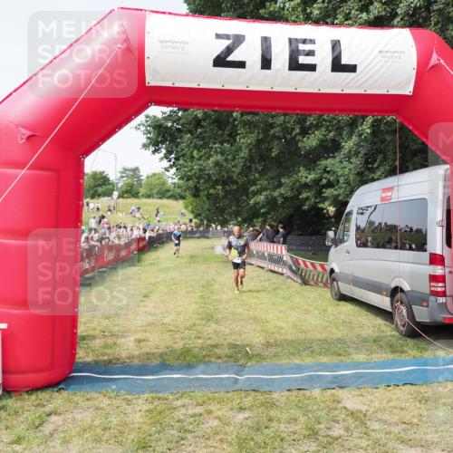 21.06.2025 - 27. Vierlanden-Triathlon MichiJ http://msf.ph/oto/7999230 15.06.2026 11:22:24 Ziel 413 meine-sportfotos.de