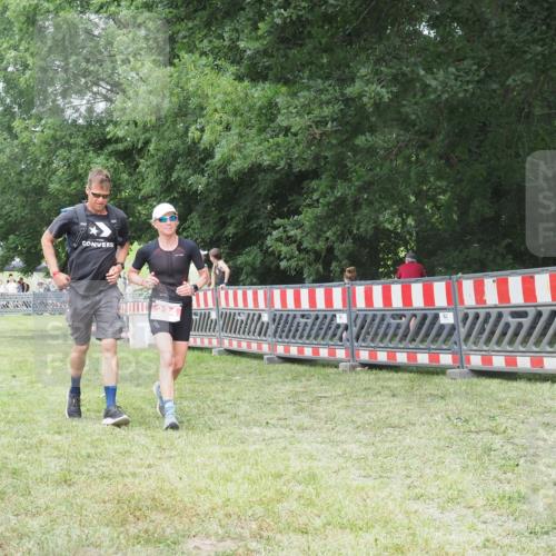 21.06.2025 - 27. Vierlanden-Triathlon KatJ http://msf.ph/oto/7999273 15.06.2025 12:53:25 Ziel 234 meine-sportfotos.de