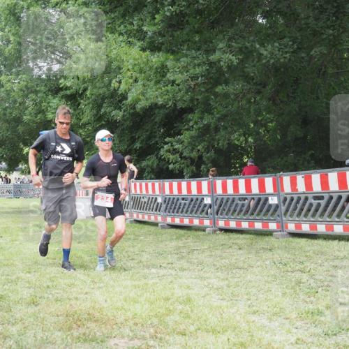 21.06.2025 - 27. Vierlanden-Triathlon KatJ http://msf.ph/oto/7999284 15.06.2025 12:53:25 Ziel 234 meine-sportfotos.de