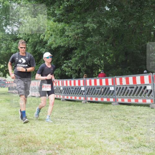 21.06.2025 - 27. Vierlanden-Triathlon KatJ http://msf.ph/oto/7999301 15.06.2025 12:53:25 Ziel 234 meine-sportfotos.de