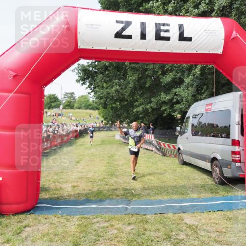 21.06.2025 - 27. Vierlanden-Triathlon MichiJ http://msf.ph/oto/7999310 15.06.2026 11:22:26 Ziel 413 meine-sportfotos.de