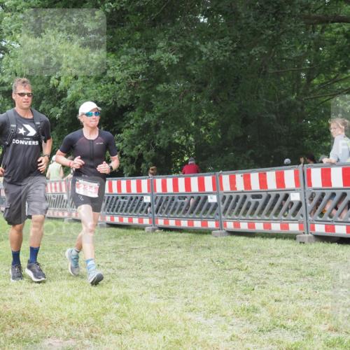 21.06.2025 - 27. Vierlanden-Triathlon KatJ http://msf.ph/oto/7999312 15.06.2025 12:53:25 Ziel 234 meine-sportfotos.de