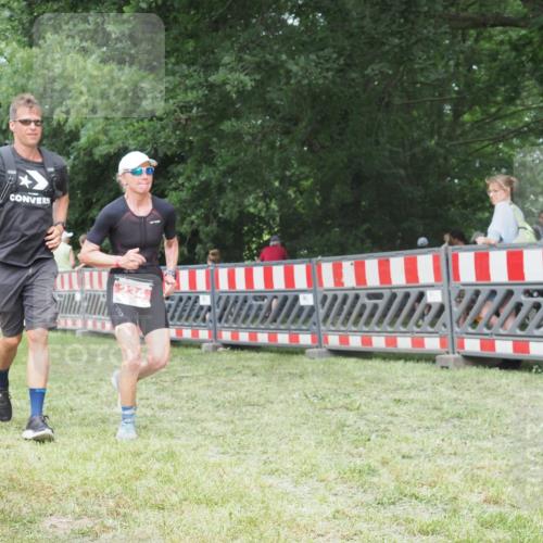 21.06.2025 - 27. Vierlanden-Triathlon KatJ http://msf.ph/oto/7999319 15.06.2025 12:53:26 Ziel 234 meine-sportfotos.de