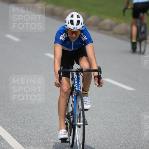 21.06.2025 - 27. Vierlanden-Triathlon H.Heesch http://msf.ph/oto/7999324 15.06.2025 12:30:38 Radfahren 739, 828, 884, 952 meine-sportfotos.de