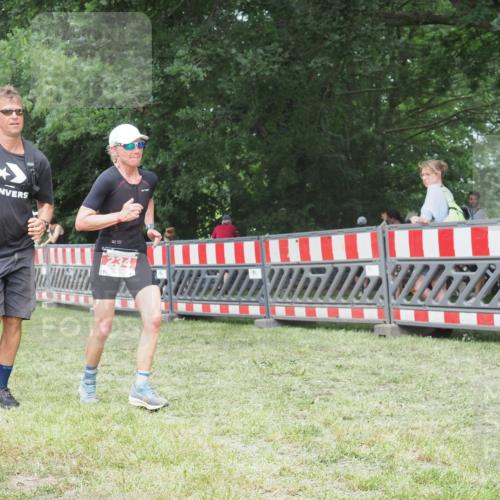 21.06.2025 - 27. Vierlanden-Triathlon KatJ http://msf.ph/oto/7999329 15.06.2025 12:53:26 Ziel 234 meine-sportfotos.de