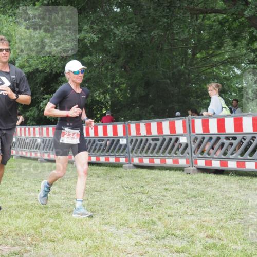 21.06.2025 - 27. Vierlanden-Triathlon KatJ http://msf.ph/oto/7999336 15.06.2025 12:53:26 Ziel 234 meine-sportfotos.de