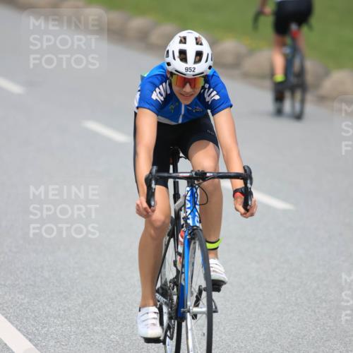 21.06.2025 - 27. Vierlanden-Triathlon H.Heesch http://msf.ph/oto/7999340 15.06.2025 12:30:38 Radfahren 739, 828, 884, 952 meine-sportfotos.de