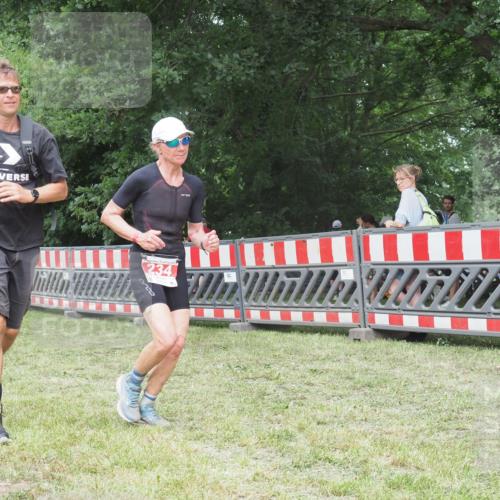 21.06.2025 - 27. Vierlanden-Triathlon KatJ http://msf.ph/oto/7999346 15.06.2025 12:53:26 Ziel 234 meine-sportfotos.de