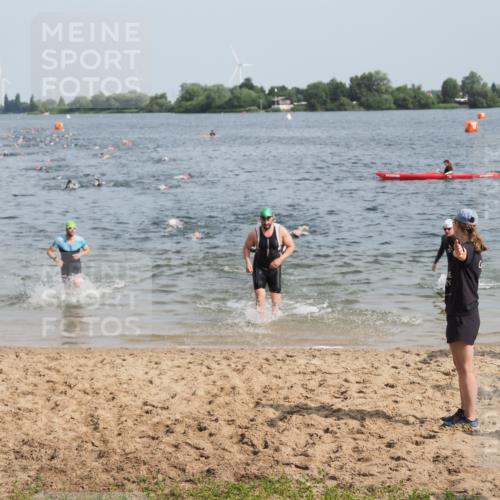 21.06.2025 - 27. Vierlanden-Triathlon MichiJ http://msf.ph/oto/7999347 15.06.2026 10:03:36 Schwimmen 377, 425, 432, 439 meine-sportfotos.de