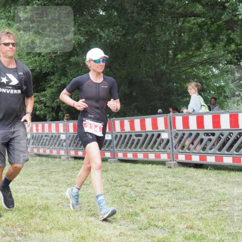 21.06.2025 - 27. Vierlanden-Triathlon KatJ http://msf.ph/oto/7999357 15.06.2025 12:53:26 Ziel 234 meine-sportfotos.de