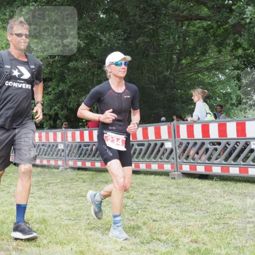 21.06.2025 - 27. Vierlanden-Triathlon KatJ http://msf.ph/oto/7999371 15.06.2025 12:53:26 Ziel 234 meine-sportfotos.de