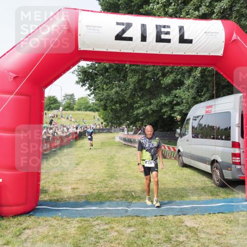 21.06.2025 - 27. Vierlanden-Triathlon MichiJ http://msf.ph/oto/7999387 15.06.2026 11:22:27 Ziel 413 meine-sportfotos.de