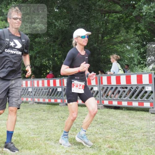 21.06.2025 - 27. Vierlanden-Triathlon KatJ http://msf.ph/oto/7999388 15.06.2025 12:53:26 Ziel 234 meine-sportfotos.de