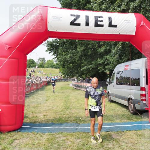 21.06.2025 - 27. Vierlanden-Triathlon MichiJ http://msf.ph/oto/7999408 15.06.2026 11:22:28 Ziel 266, 413 meine-sportfotos.de