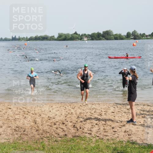 21.06.2025 - 27. Vierlanden-Triathlon MichiJ http://msf.ph/oto/7999411 15.06.2026 10:03:37 Schwimmen 377, 425, 432, 439 meine-sportfotos.de